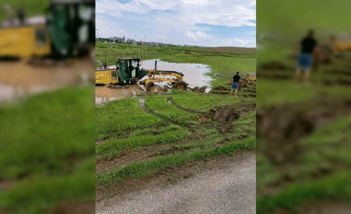 Çorum’da sele müdahale eden iş makinesi toprağa saplandı
