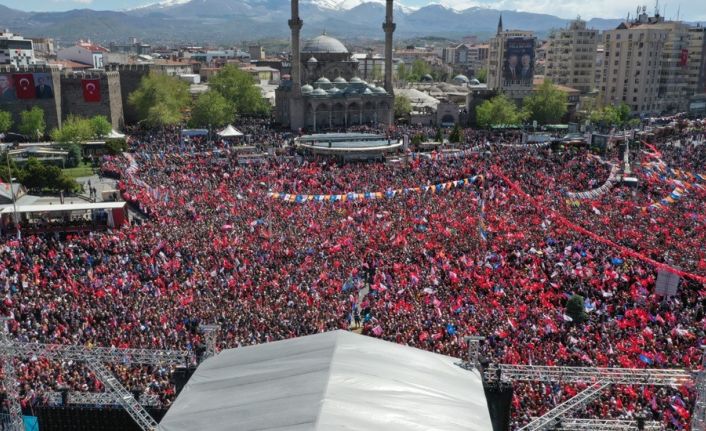 Cumhurbaşkanı Erdoğan’ın "Rekor kırdı" dediği Kayseri mitinginde tarihi kalabalık havadan görüntülendi