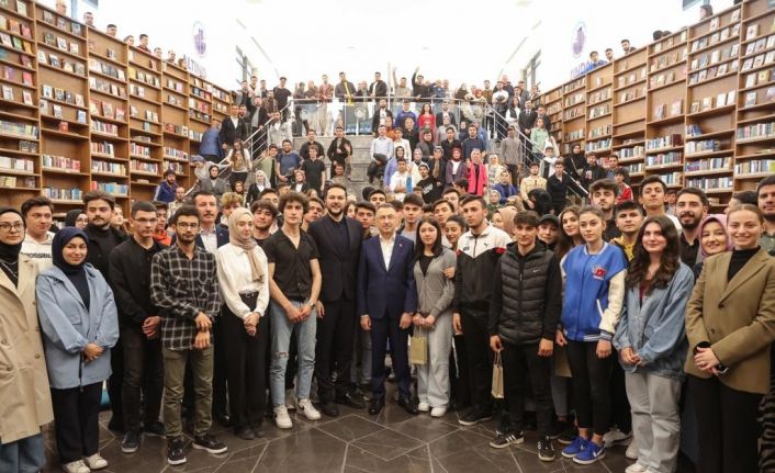 Cumhurbaşkanı Yardımcısı Fuat Oktay, Başkent Millet Bahçesi’nde gençlerle bir araya geldi