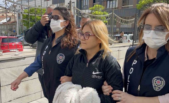 Cumhurbaşkanı’na hakaret eden kadına ‘Konutu terk etmemek’ şartıyla adli kontrol kararı verildi