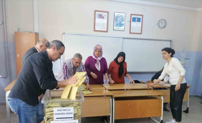 Cumhurbaşkanlığı ve 28. Dönem Milletvekilliği Genel Seçimleri’nde oy kullanma işleminin tamamlanmasının ardından İzmir’de oylar sayılmaya başlandı.