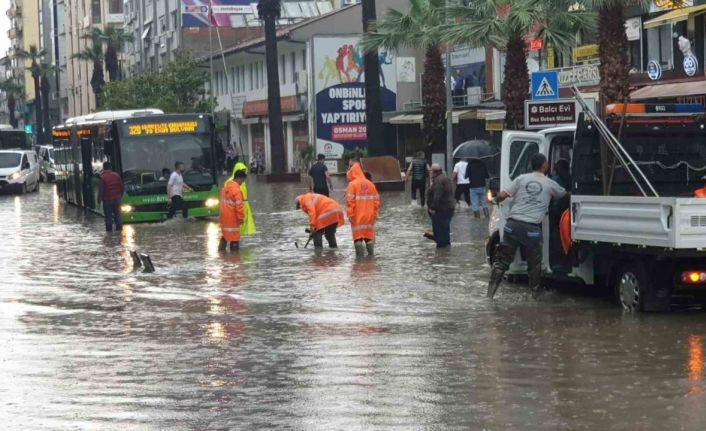 Denizli’de kuvvetli yağış hayatı felç etti