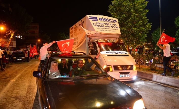 Deprem bölgesinde halk sokağa döküldü, zafer kutlaması yaptı: "Bu adamı çok seviyoruz"