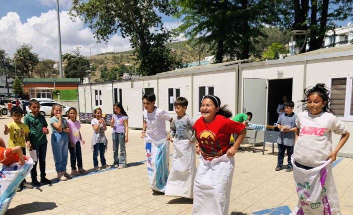 Deprem bölgesinde iz bıraktılar