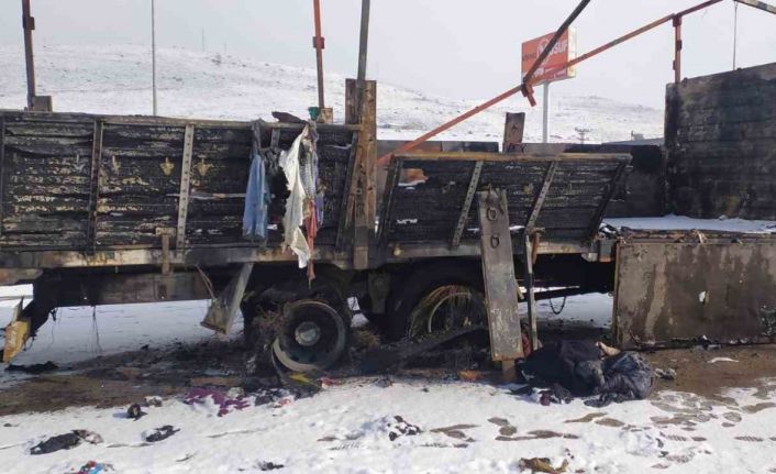 Deprem bölgesine yardım malzemesi götürürken tırı yanan esnaf destek bekliyor