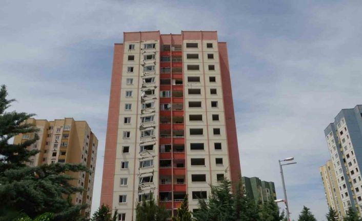 Depremde bir bölümü çöken binayı gören bir daha bakıyor