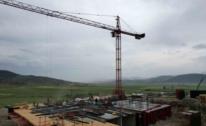 Depremin merkezinde yapımına başlanan konutlarda hummalı çalışma sürüyor