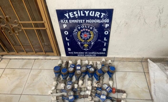 Depremzedelere evlerinde hırsızlık yapan zanlılar yakalandı