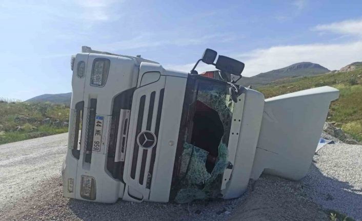 Devrilen tırın sürücüsü yaralandı