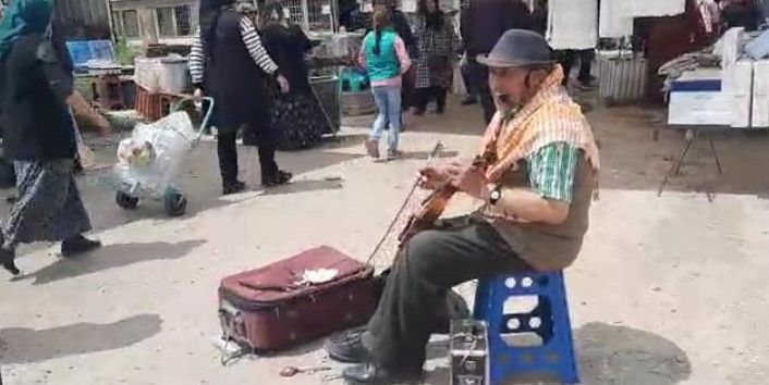 Dinar’ın tek sokak müzisyeni geçimini şarkı, türkü söyleyerek sağlıyor
