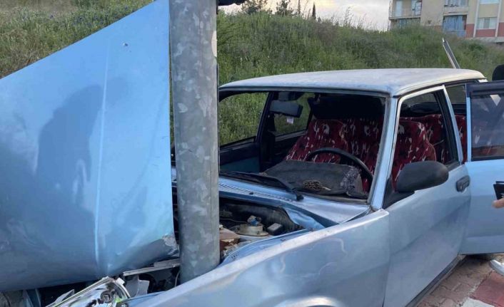 Direğe çarpıp hurdaya dönen otomobilden burunları bile kanamadan çıktılar