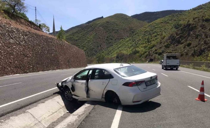 Direksiyon hâkimiyetini kaybeden sürücü otomobiliyle orta refüje düştü: 1 yaralı