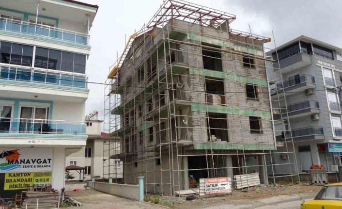 Dış kaplama yapan inşaat işçisi 3’üncü kattan toprak zemine düştü, ölümden döndü