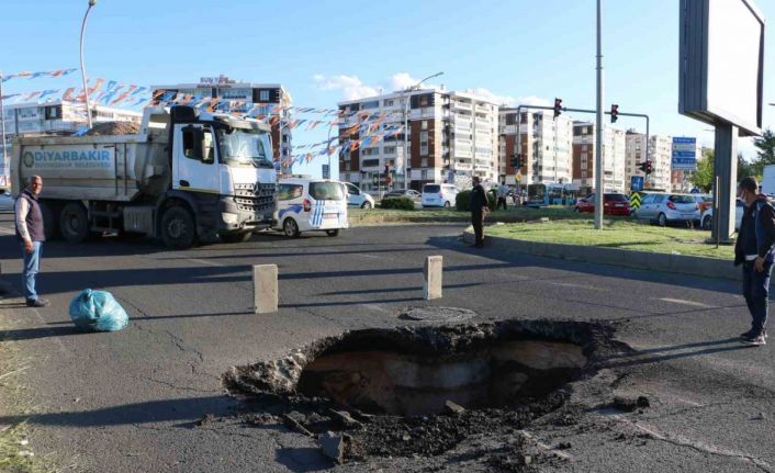 Diyarbakır’da asfalt çöktü, yol ulaşıma kapatıldı