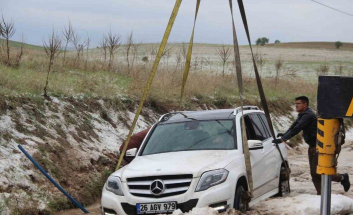 Dolu yağışından dolayı kayan otomobil su kanalına düştü