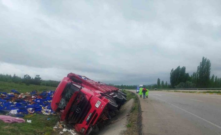 Domates yüklü tır devrildi, 1 kişi yaralandı