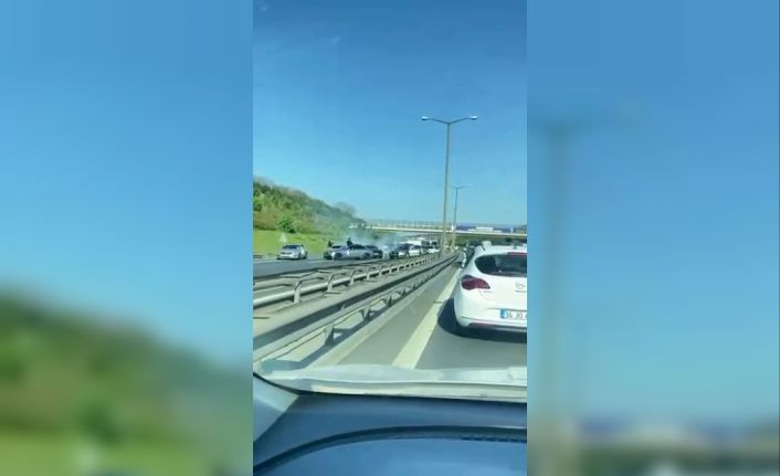 Düğün konvoyu yapan bir grup otoyolu trafiğe kapattı: O anlar kamerada