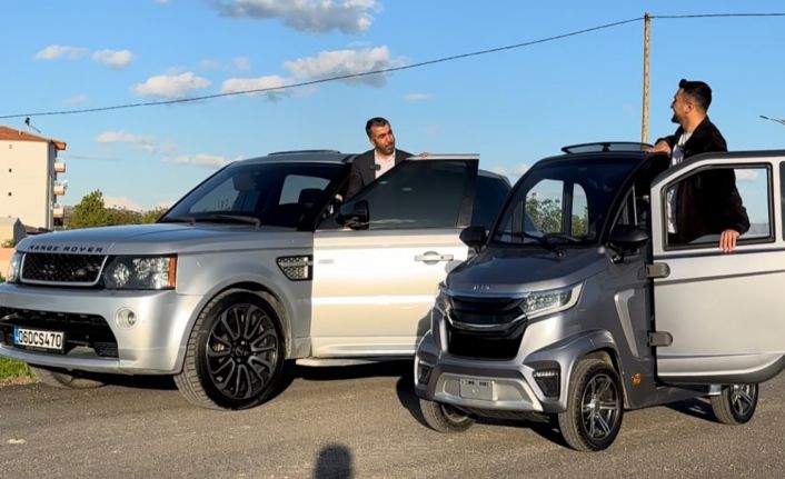 Elazığ sokaklarındaki 2.3 metrelik minik elektrikli araç, tüm dikkatleri üzerine çekti