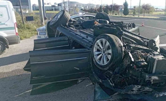 Elazığ’da karşı şeride geçen otomobil ters döndü: 1 ölü, 2 yaralı