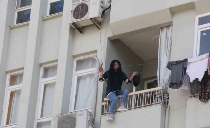 Elinde bıçakla balkon demirlerine çıkan kadın, korku dolu anlar yaşattı
