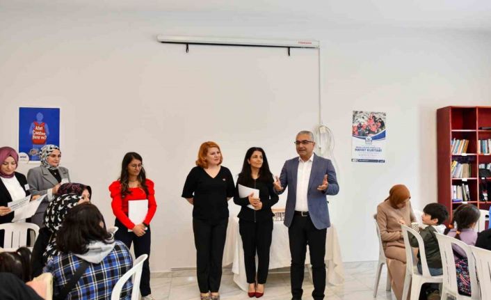 Esenyurt’ta ’Kadın Sosyal Yaşam Merkezi’nde programa katılan kadınlara sertifikaları verildi