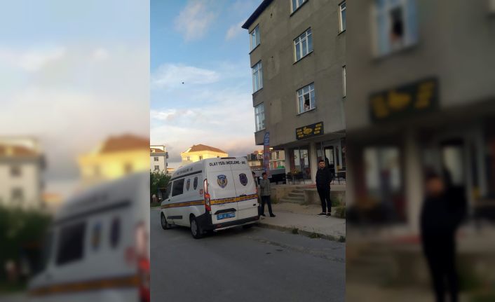 Eşinden boşanmak istemeyen koca, baldızının dükkanında kendisini vurdu