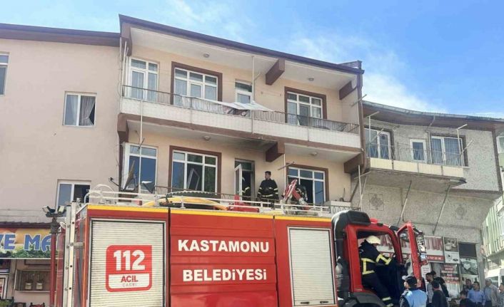 Evde çıkan yangında hastanelik oldu