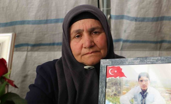 Evlat nöbetindeki anne: “İnşallah ölmeden çocuğumu görürüm”