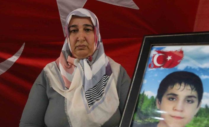 Evlat nöbetindeki anne: "Orası çok iyi bir yerse kendi evlatlarınızı da götürün, bizim çocuklarımızı geri gönderin"