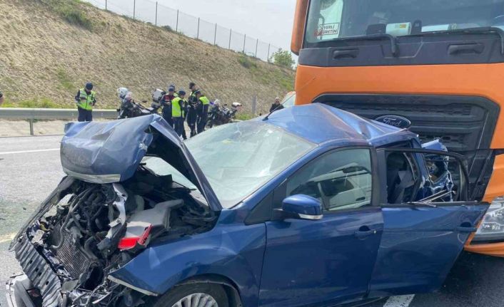 Eyüpsultan’da feci kaza: Tankerin çarptığı otomobil kullanılamaz hale geldi