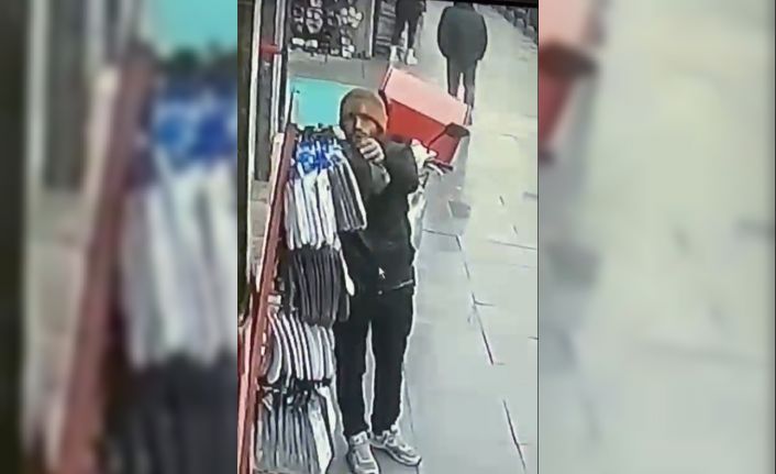 Gaziosmanpaşa’da şapka ve çorap çalan şahıs kameraya yansıdı