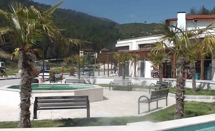 Gediz Belediyesi Termal Tatil Köyü, bozulmayan doğallığı ile kendisine hayran bırakıyor