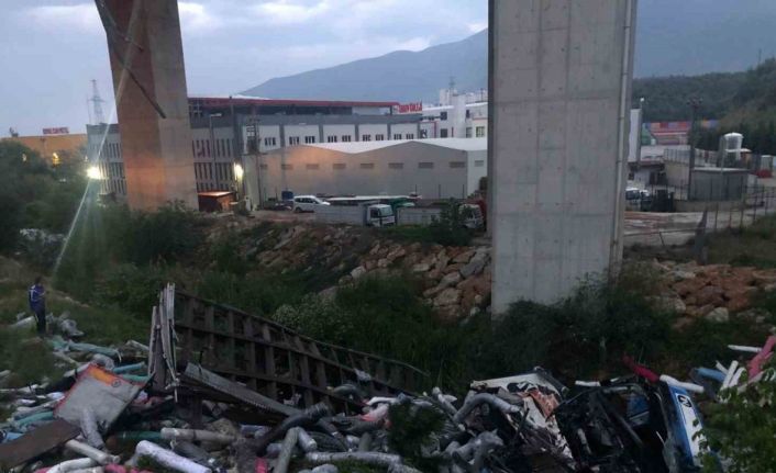 Gemlik’te kontrolden çıkan tır dere yatağına düştü: 1 ölü