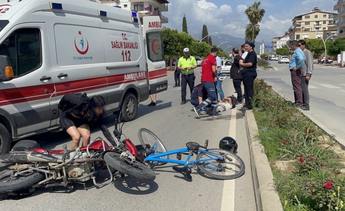 Genç kız, kazada yaralanan 9 yaşındaki çocuğun yanından bir an olsun ayrılmadı