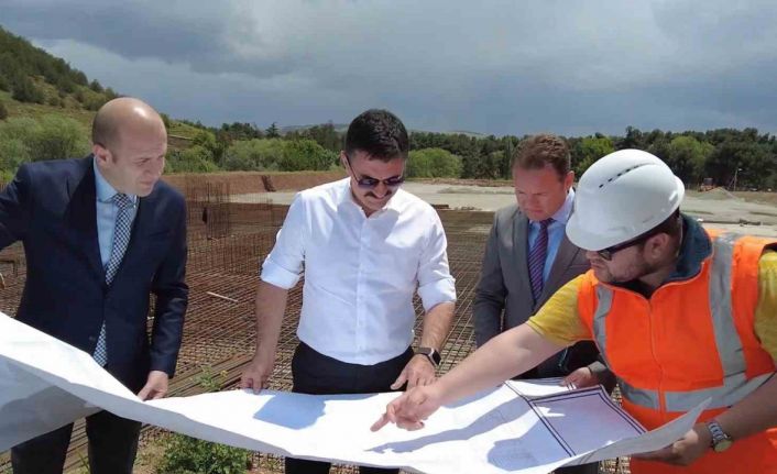 Gençleri heyecanlandıran 3 bin 500 seyirci kapasiteli spor kompleksinin inşaatı başladı