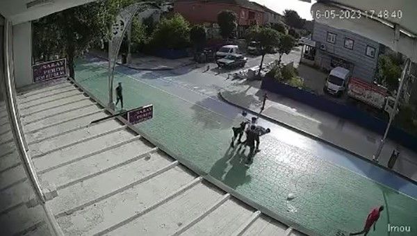 Gençlerin sokak ortasında kavgası kamerada: 2 kişi böyle darp edildi
