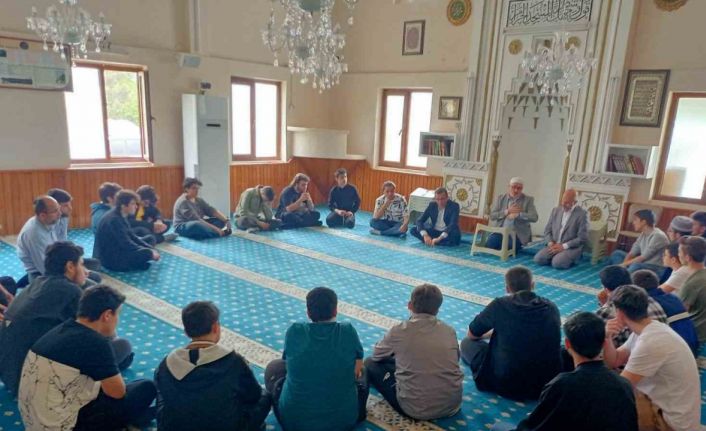 Gençlerle hem sohbet hem piknik