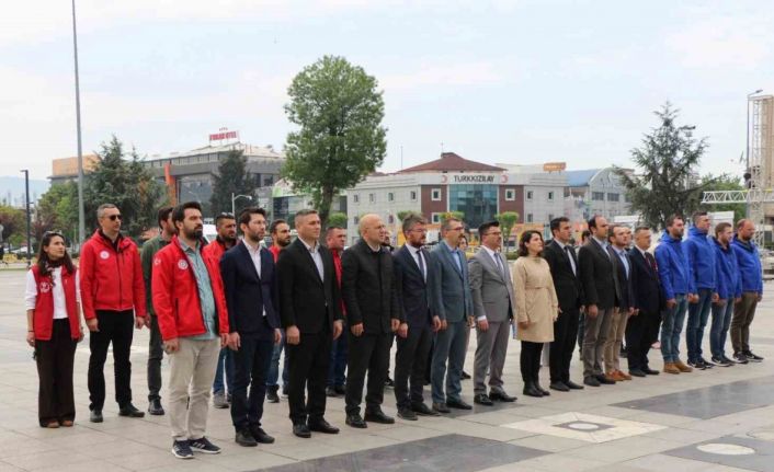 Gençlik Haftası çelenk sunumu ile başladı