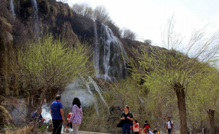 Girlevik Şelalesi’nde hafta sonu yoğunluğu