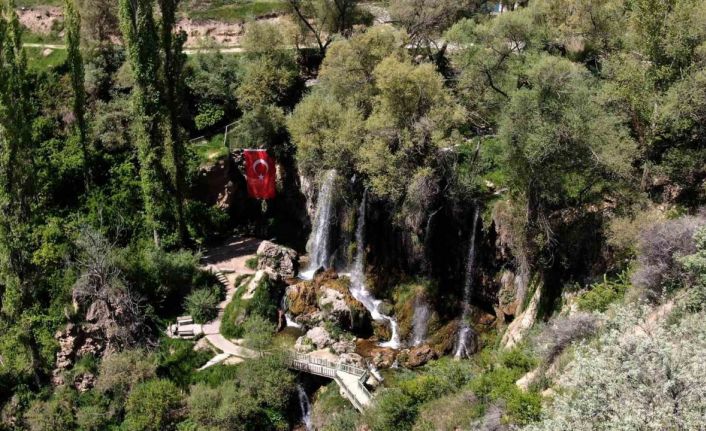 Gizli cennet Sızır Şelalesi, ziyaretçi akınına uğradı