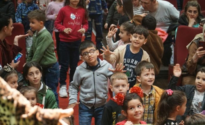 Gölcüklüler tiyatro oyunları ile eğlendi