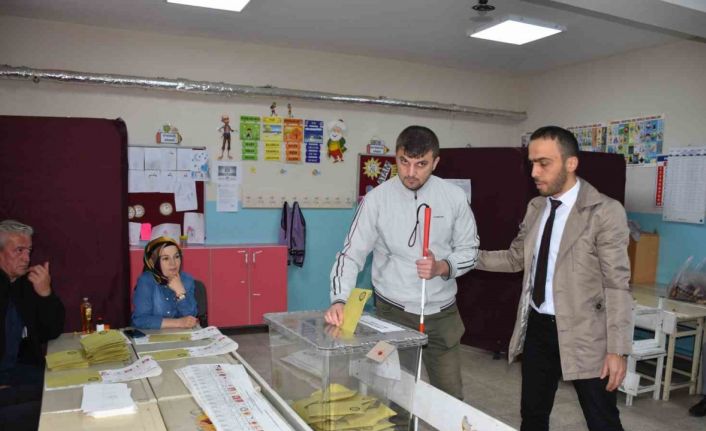 Görme engelli birey, özel geliştirilen pusula ile oyunu kullandı