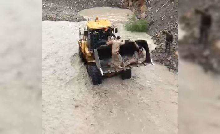 Hakkari’de askeri araç Zap suyuna uçtu: 9 asker hafif yaralı