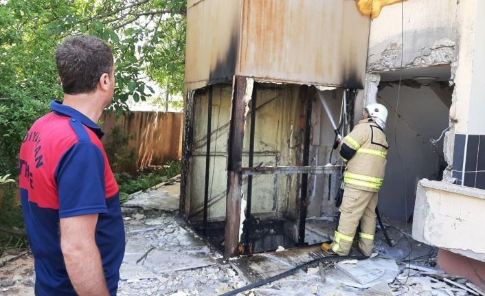 Hasarlı binadan asansörü sökerken yangın çıktı