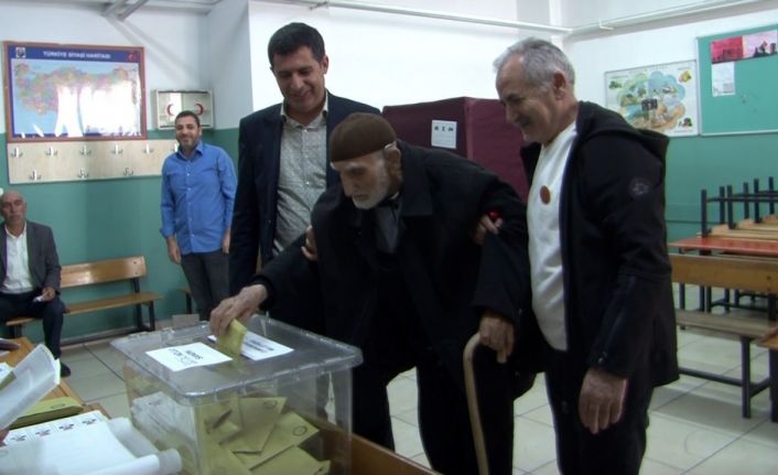 Hastanede “Oyumu vereyim de öyle öleyim” diyen 94 yaşındaki Ali dede sandığa gitti