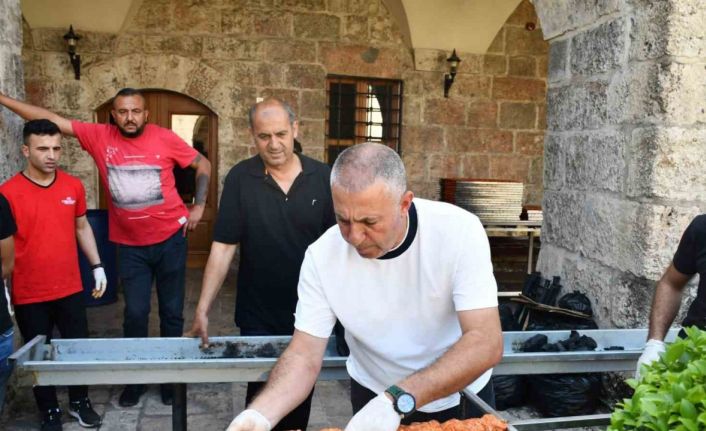 Hatay’da 19 metrelik kebap yapıldı, depremzedelere ikram edildi