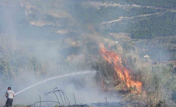 Hatay’da anız yangınında tarladaki samanlar yandı