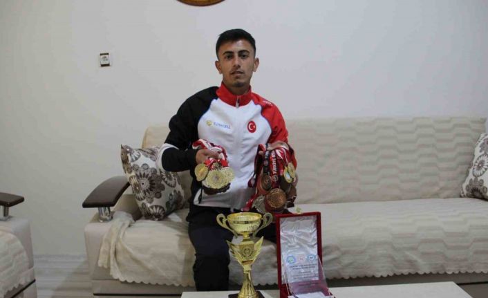 Hayvan otlatırken dağlarda koşuyordu, şimdi Balkan şampiyonu oldu