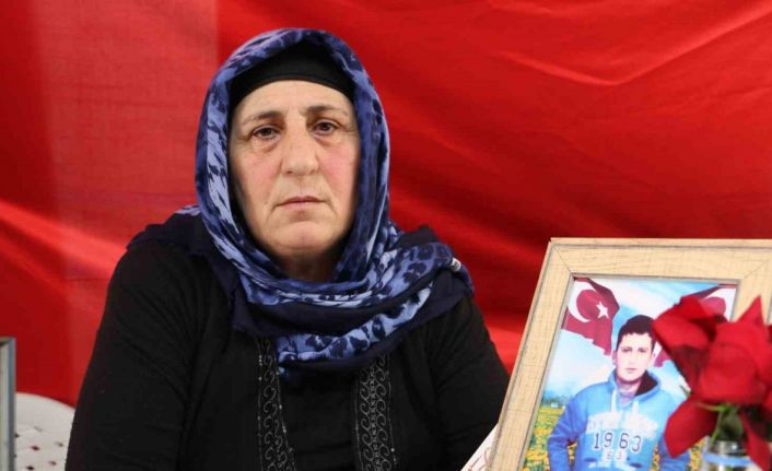 HDP önünde evlat nöbeti tutan anne: “Oğlumun eline kına yakıp askere göndereceğim”