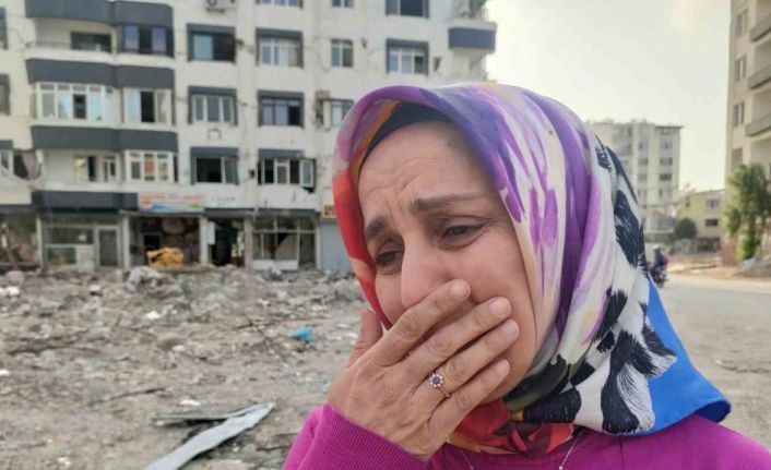 Her gün geldiği enkaz bölgesinde, komşuları ve arkadaşları için gözyaşı döküyor